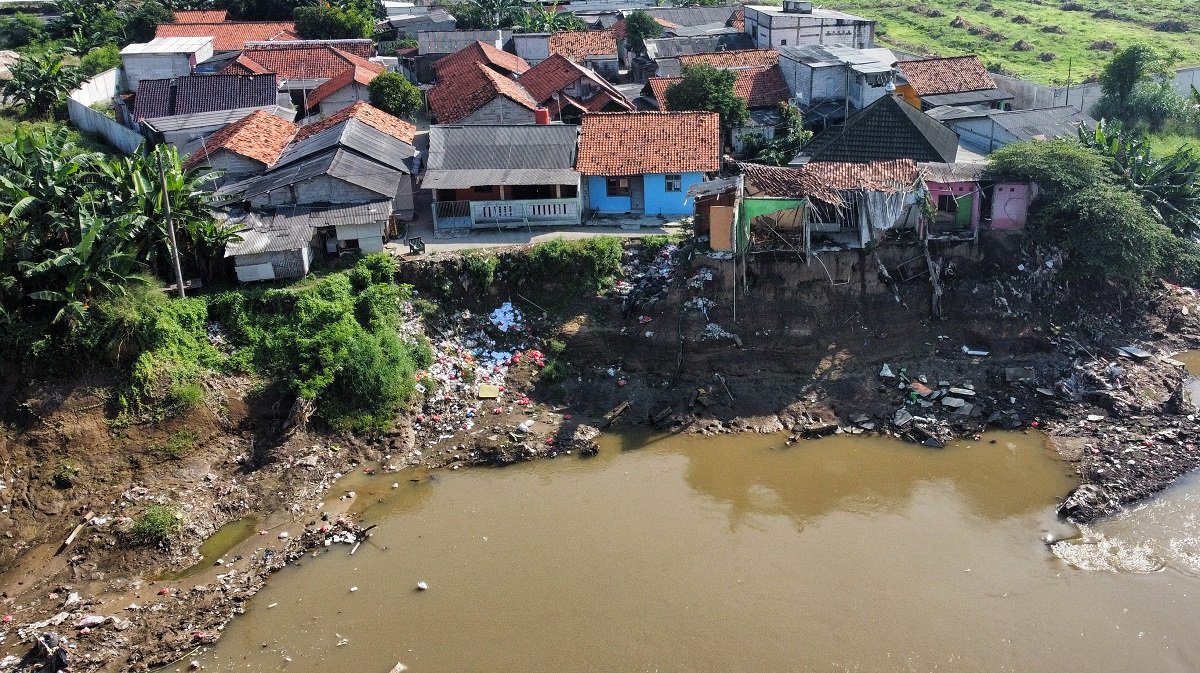 Abrasi Kali Bekasi Kian Parah, Lahan Warga Terus Terkikis