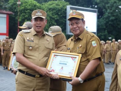 Wali Kota Bekasi Pimpin Apel Pagi dan Serahkan Sejumlah Penghargaan