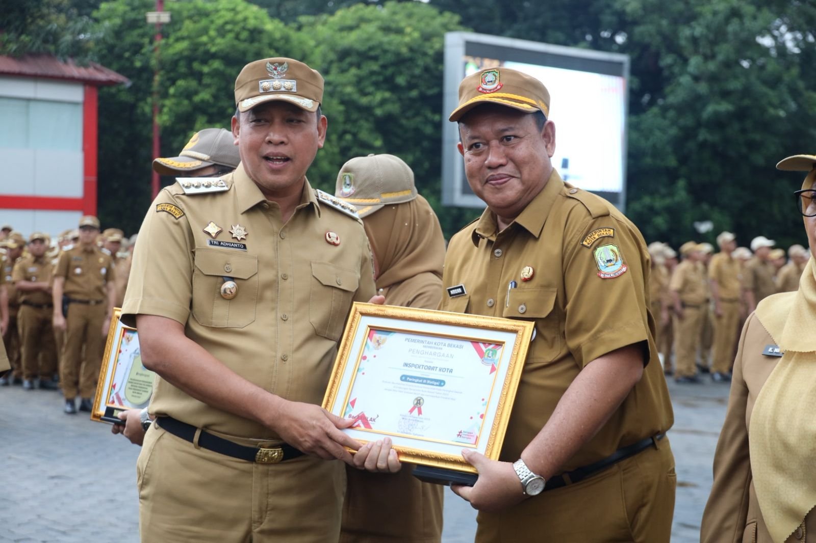 Wali Kota Bekasi Pimpin Apel Pagi dan Serahkan Sejumlah Penghargaan