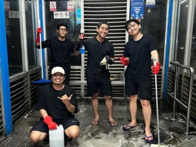 Resahkan Kondisi Fasilitas Umum, Pemuda Bekasi Bersatu Bersihkan Halte dan Beri Tanda Jalan Rusak