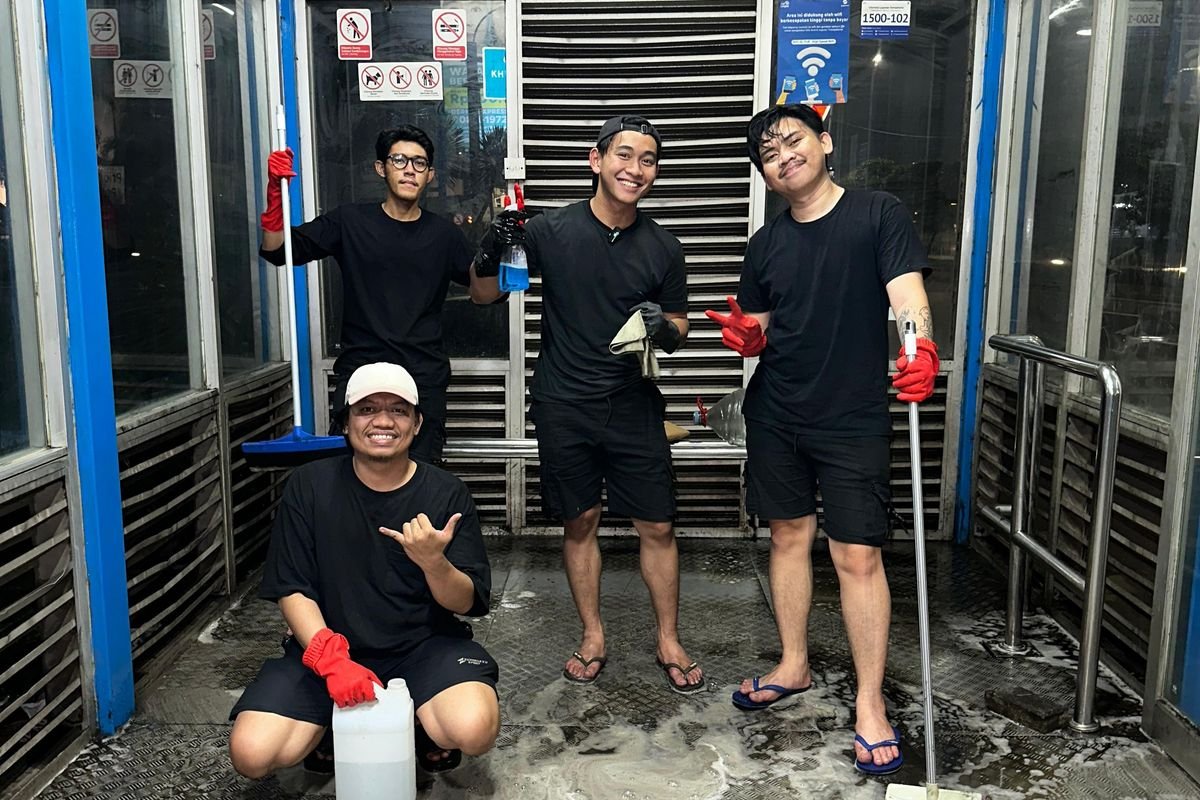 Resahkan Kondisi Fasilitas Umum, Pemuda Bekasi Bersatu Bersihkan Halte dan Beri Tanda Jalan Rusak