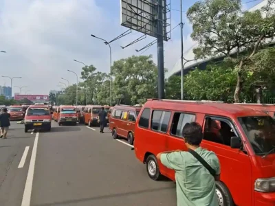 Demo Sopir Angkot di Bekasi Berujung Sweeping, Jalan Ahmad Yani Macet 3 Kilometer
