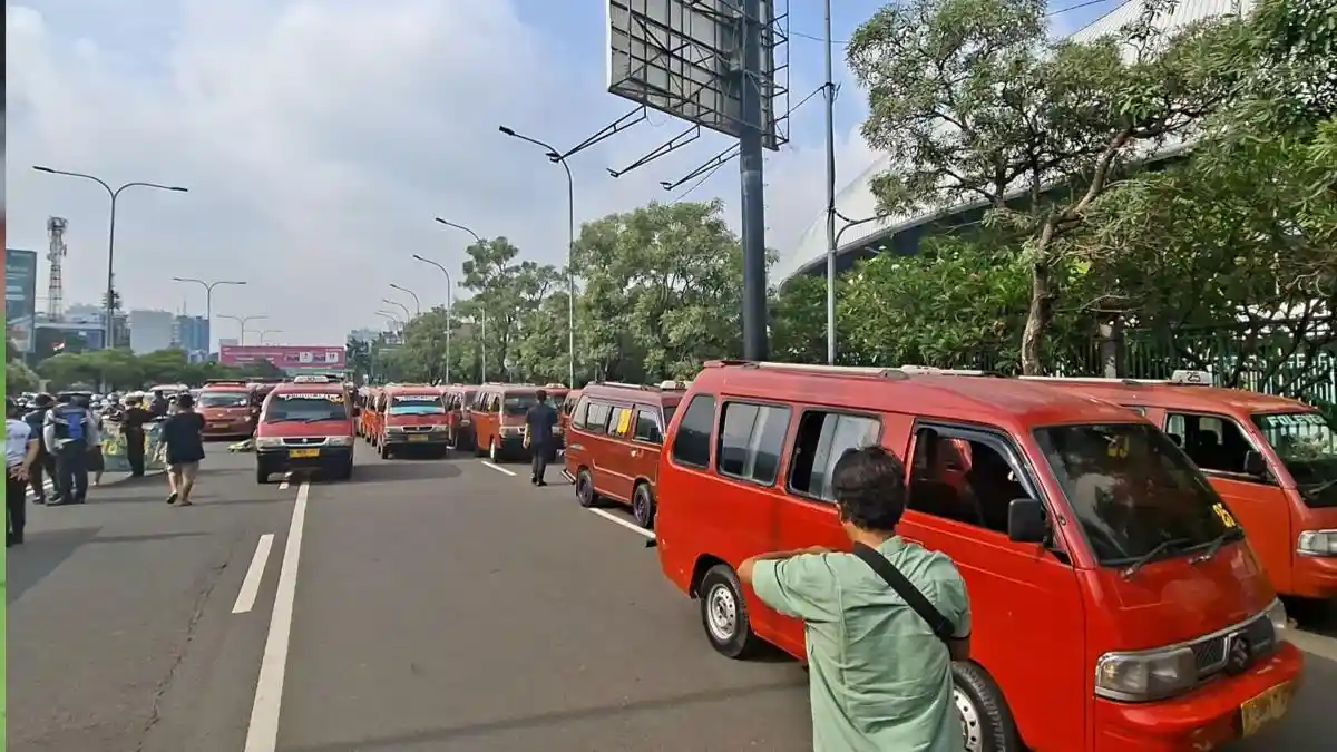 Demo Sopir Angkot di Bekasi Berujung Sweeping, Jalan Ahmad Yani Macet 3 Kilometer