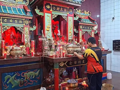 Ratusan Lampion Merah Hiasi Kelenteng Tek Seng Bio Cikarang Sambut Imlek