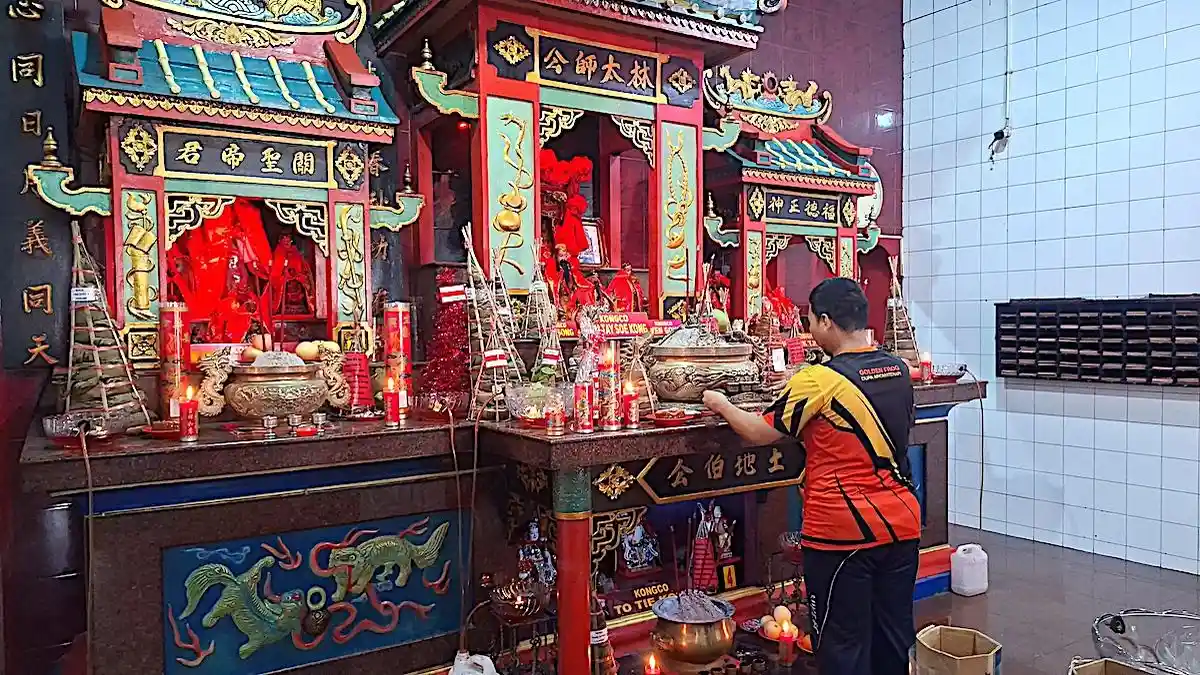 Ratusan Lampion Merah Hiasi Kelenteng Tek Seng Bio Cikarang Sambut Imlek