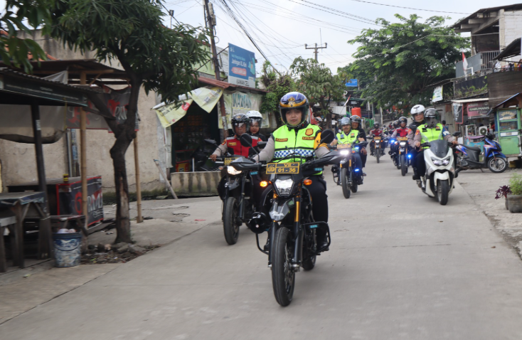 Kapolres Metro Bekasi Pimpin Patroli Roda Dua untuk Perangi Narkotika di Kampung Kavling
