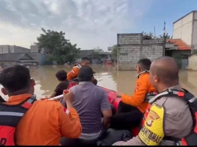 70 Warga Teluk Pucung Mengungsi, Banjir Dini Hari Rendam Bekasi hingga 180 cm