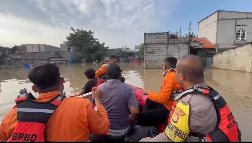 70 Warga Teluk Pucung Mengungsi, Banjir Dini Hari Rendam Bekasi hingga 180 cm