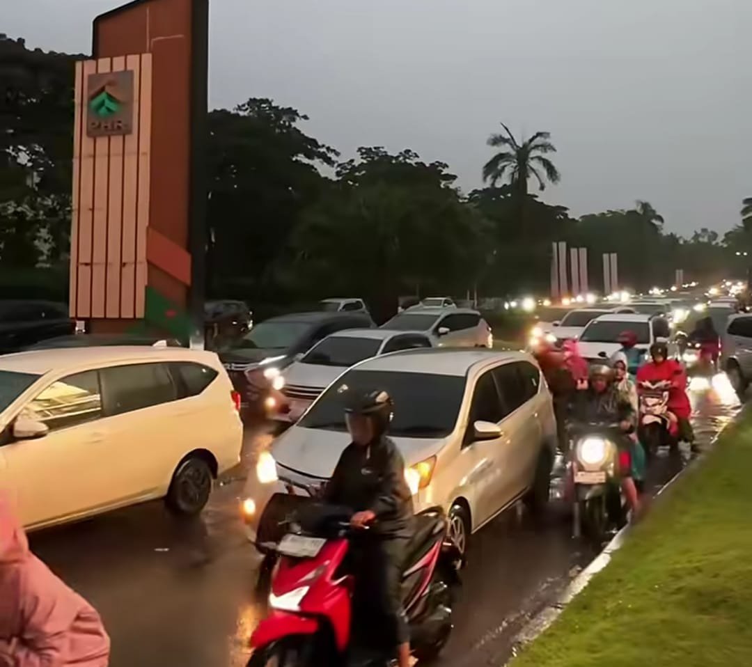 Hujan Sejak Pagi, Sejumlah Ruas Jalan di Bekasi Macet
