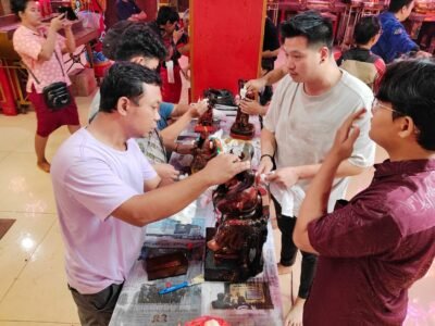 Menjelang Imlek, Klenteng Hok Lay Kiong di Bekasi Mulai Bersolek