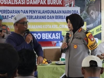 Polres Metro Bekasi Sosialisasikan Bahaya Narkoba Sekaligus Salurkan Bantuan Sembako di Kampung Kavling