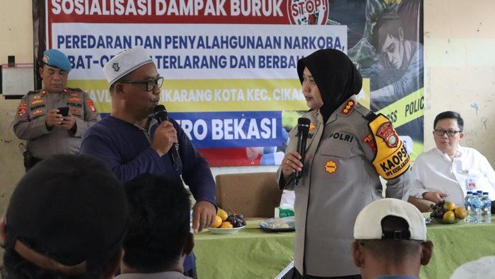 Polres Metro Bekasi Sosialisasikan Bahaya Narkoba Sekaligus Salurkan Bantuan Sembako di Kampung Kavling