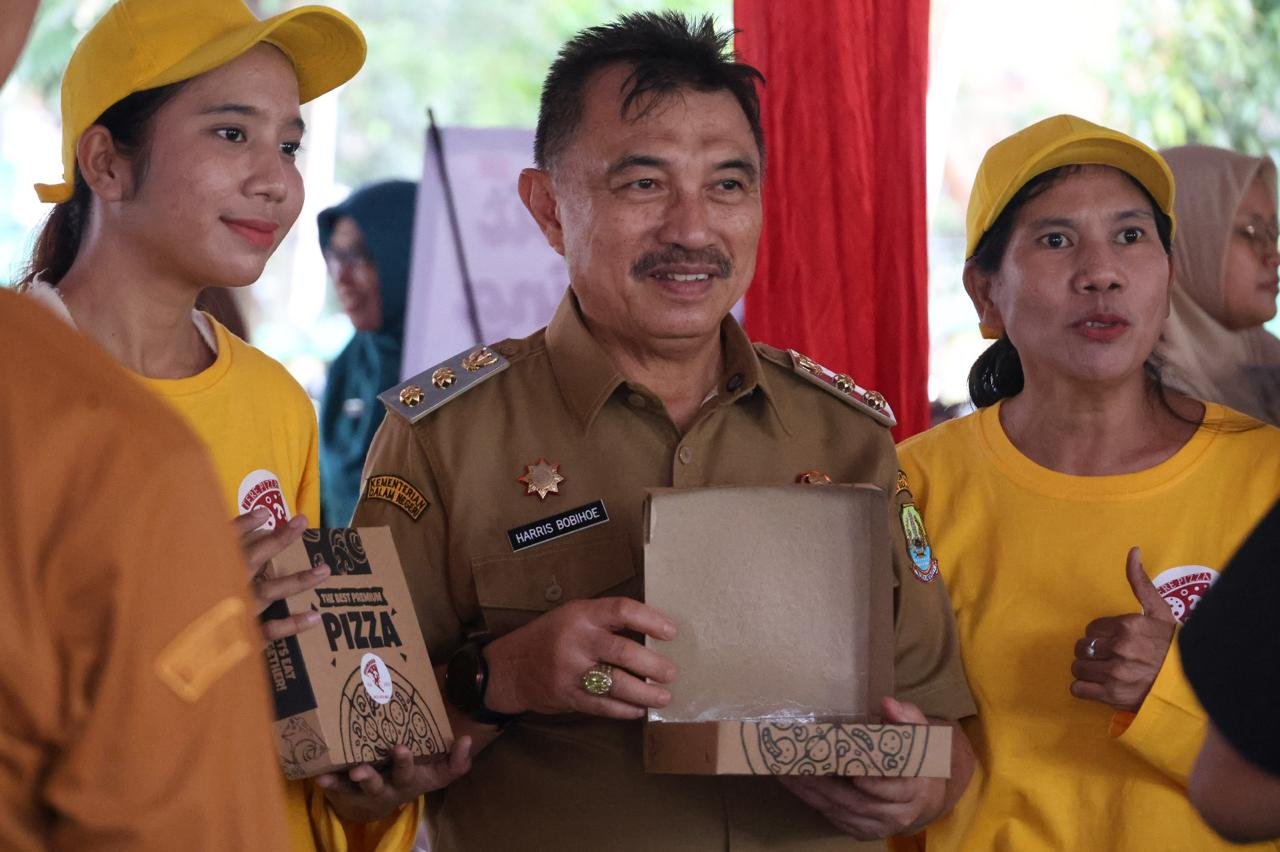 Wawali Harris Bobihoe Borong Takjil UMKM untuk Dukung Ekonomi Kerakyatan di Bekasi