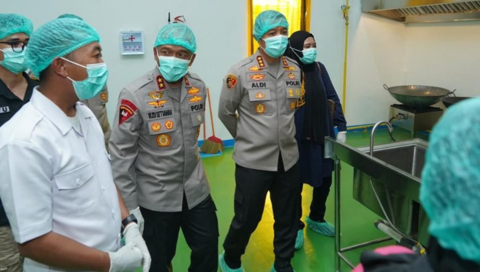 Kapolda Jabar Tinjau SPPG dan Green House Polresta Bandung untuk Perkuat Ketahanan Pangan