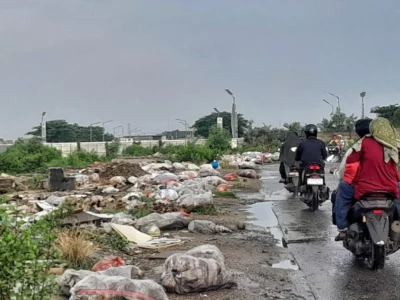 Warga Karangraharja Khawatir Sampah di Bantaran Kali Picu Banjir Saat Hujan Deras