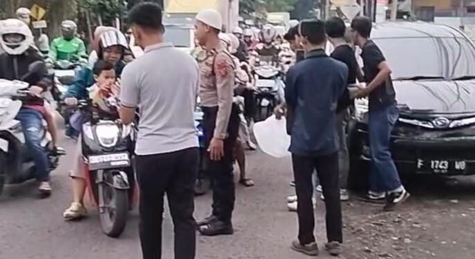 Polisi dan Mahasiswa Bersatu Berbagi Takjil, Cianjur Tetap Kondusif di Bulan Ramadan